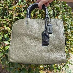 EUC Coach Pebbled Leather Rogue Bag 30 （38124）